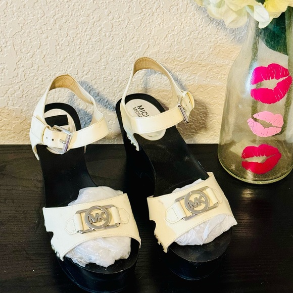 Authentic “ MICHAEL KORS “ Sandals size 7M - Picture 6 of 15